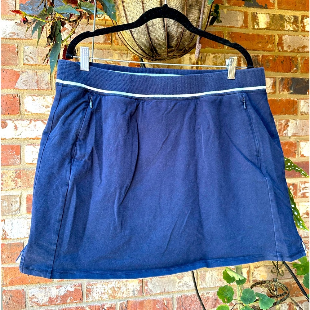 T by Talbots navy skort size XL. 89% cotton 11% spandex.